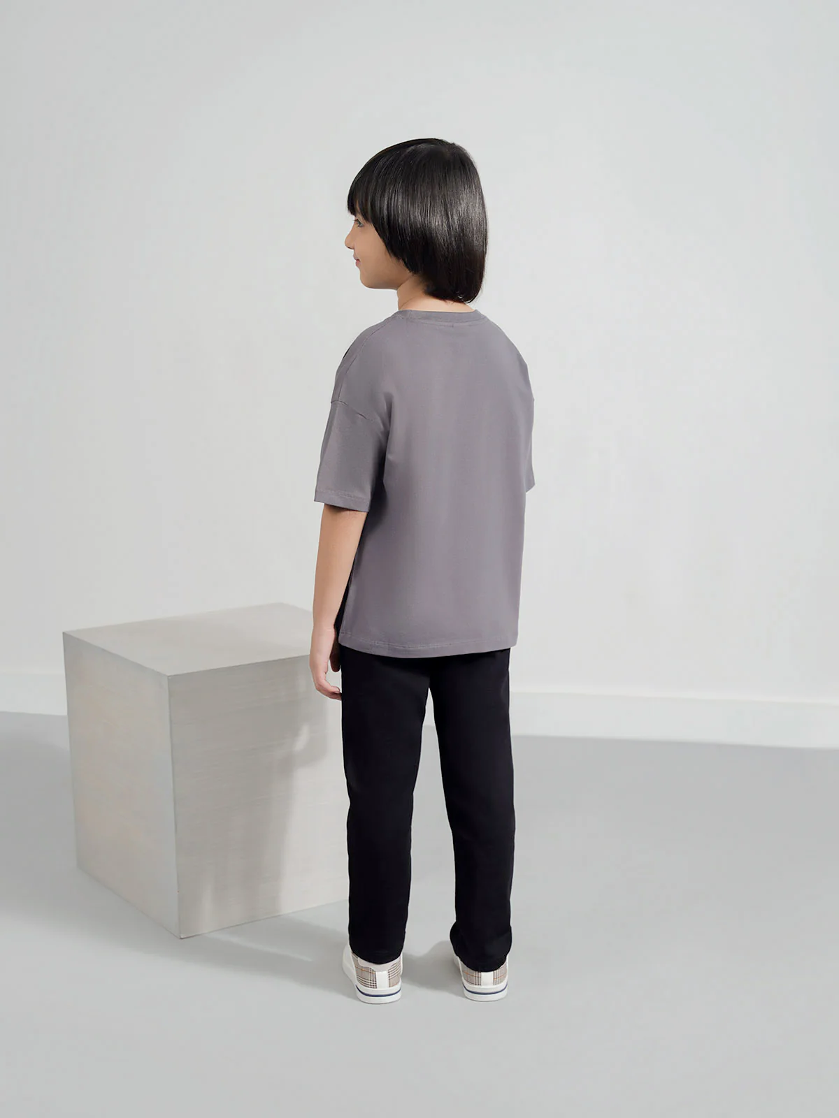 "AKEMI" Drop Shoulder Basic T-Shirt - Image 4