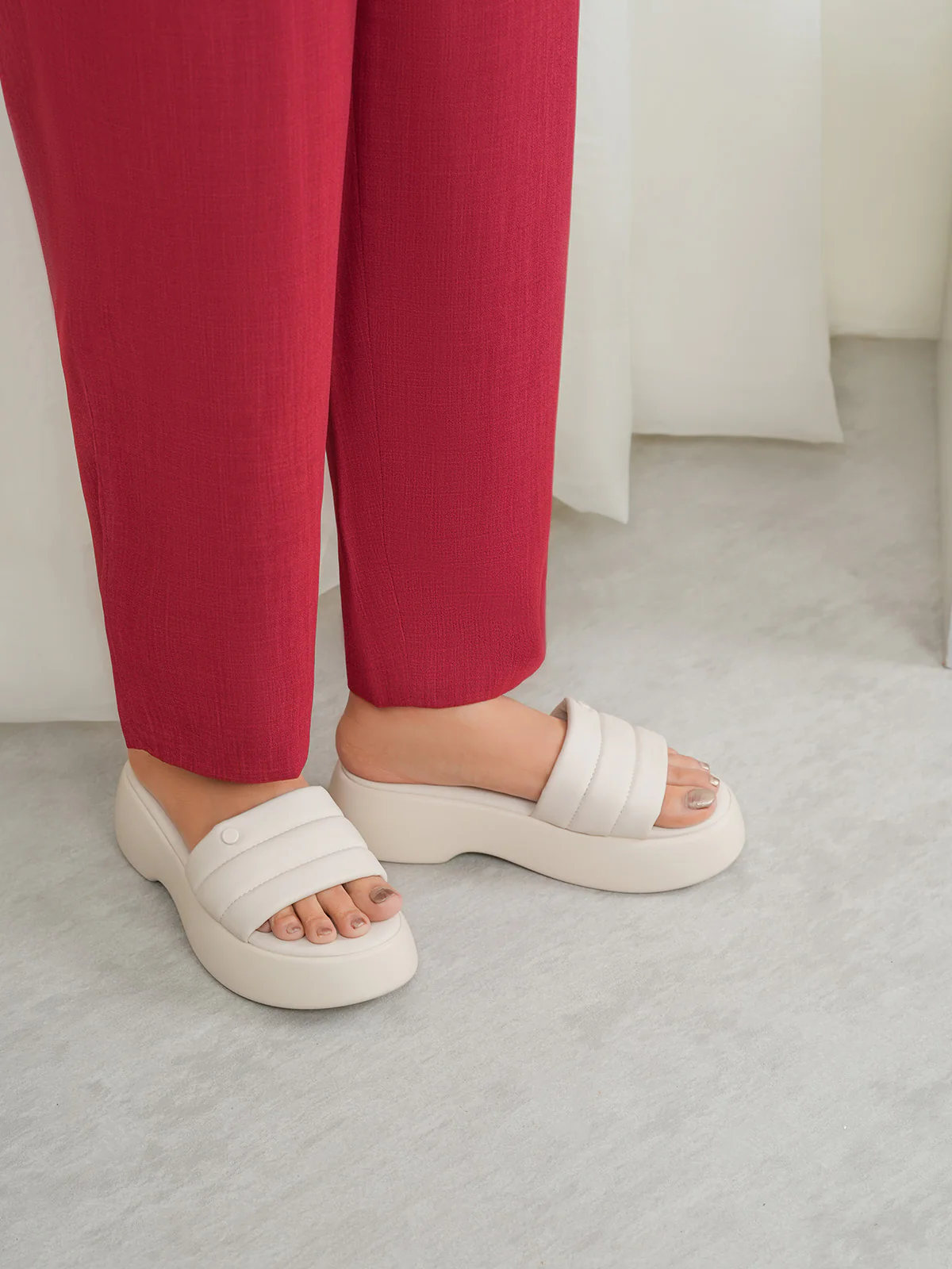 Womens "HINNAYE" Cushioned Comfy Slippers - Image 3