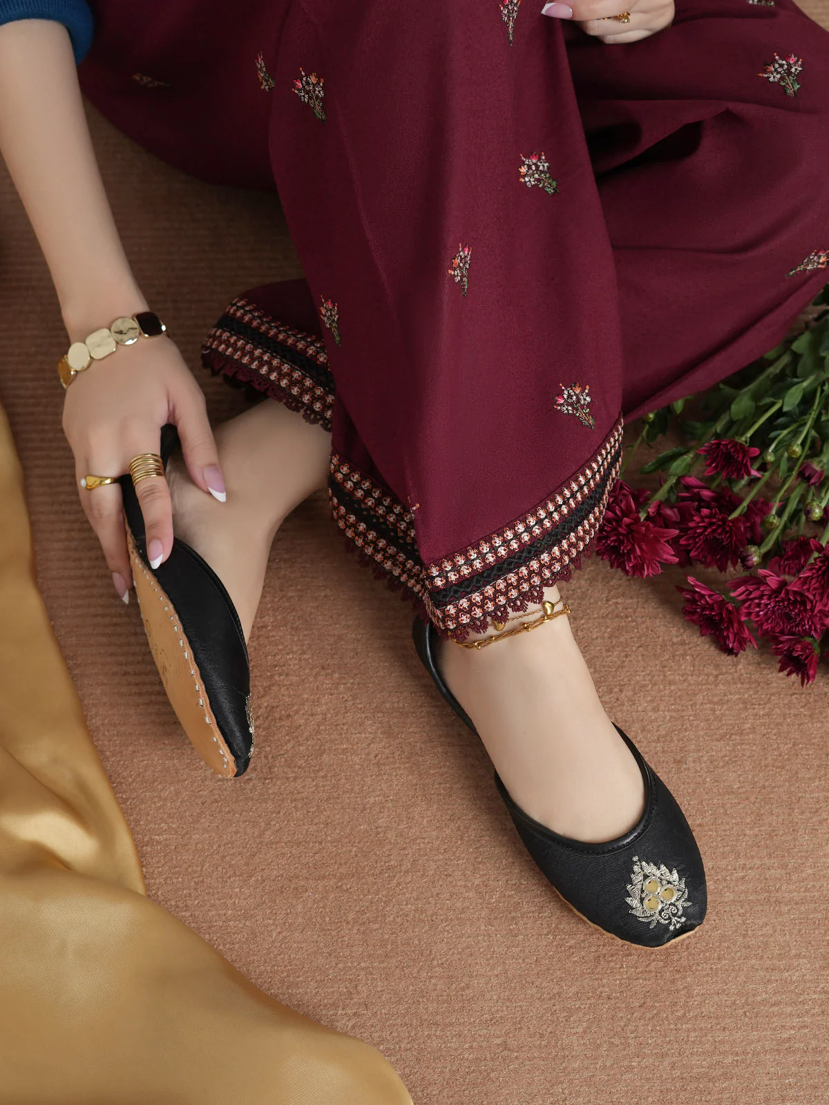 Women's "NAaVRAANI" Embroidered Khussa