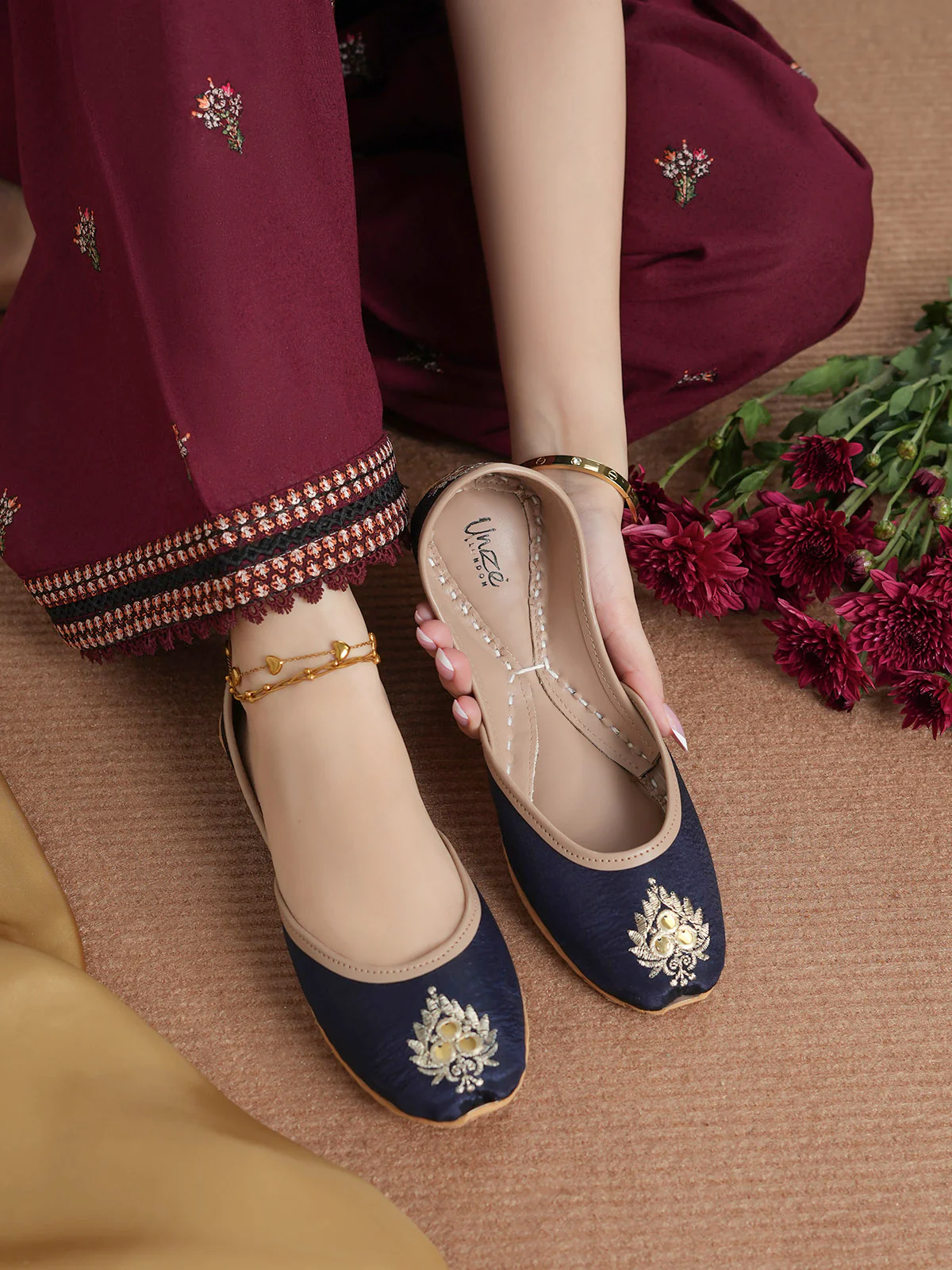 Women's "NAaVRAANI" Embroidered Khussa