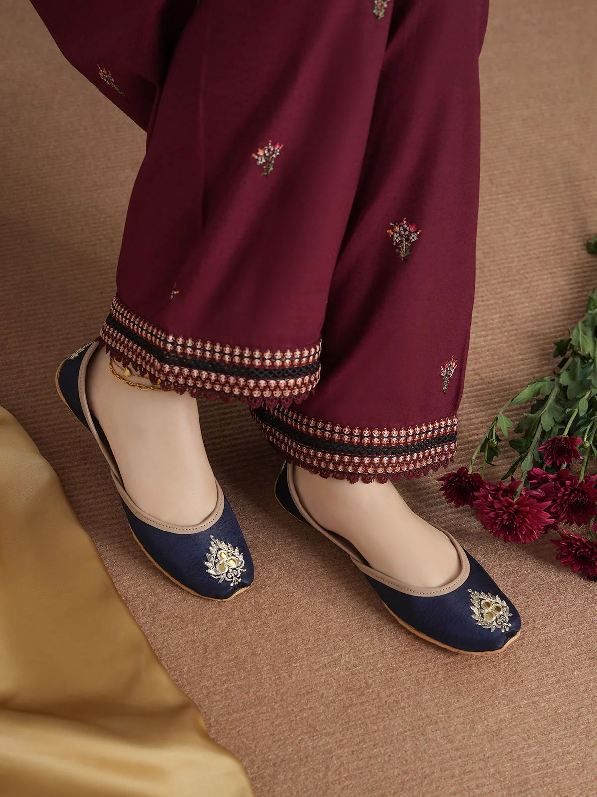 Women's "NAaVRAANI" Embroidered Khussa - Image 3