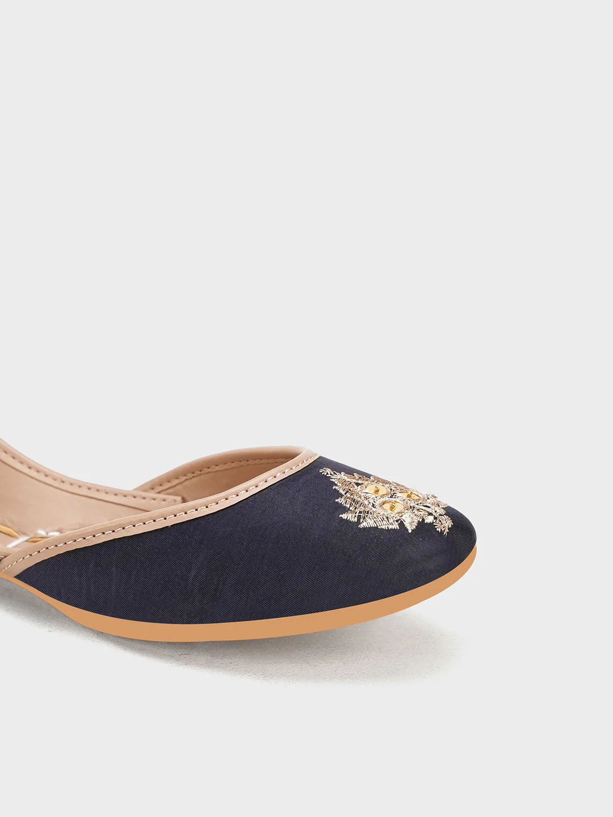 Women's "NAaVRAANI" Embroidered Khussa - Image 7